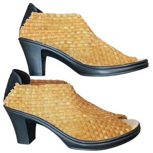 Bernie Mev Elastic Woven Peep Toe Wedge 3 inch Heel Amber Women Size 9 Stretch